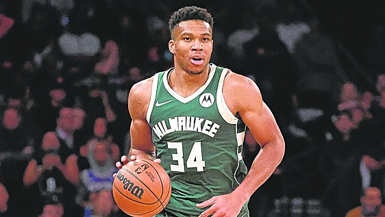 Giannis Antetokounmpo pone patas arriba la NBA