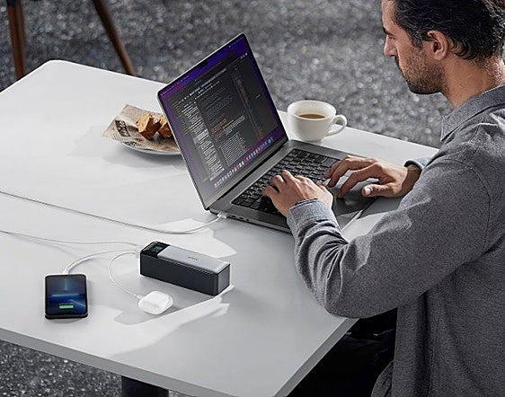 La power bank Anker 737 de carga rápida es tu opción si vas corto de batería por la vida