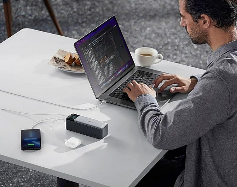 La power bank Anker 737 de carga rápida es tu opción si vas corto de batería por la vida