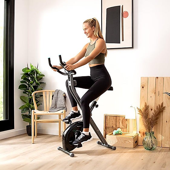 La bici estática plegable Cecotec Drumfit X-Bike 3000 Neo es perfecta para hogares con poco espacio