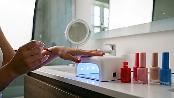 Los mejores kits de esmaltado semipermanente con lámpara led para manicura