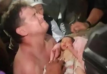 Rescatan a un bebé recién nacido entre los escombros del terremoto en Venezuela