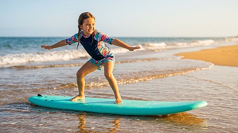 Las mejores tablas de surf para niños para aprender a coger olas en la playa