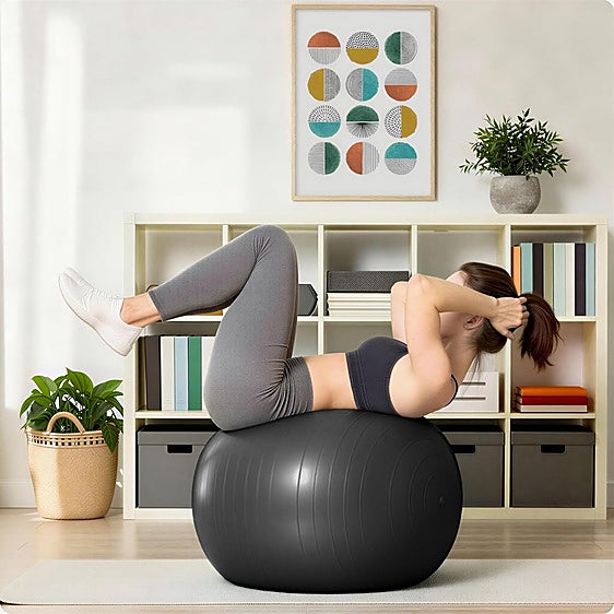 Los mejores balones de pilates para entrenar en casa y mejorar el core