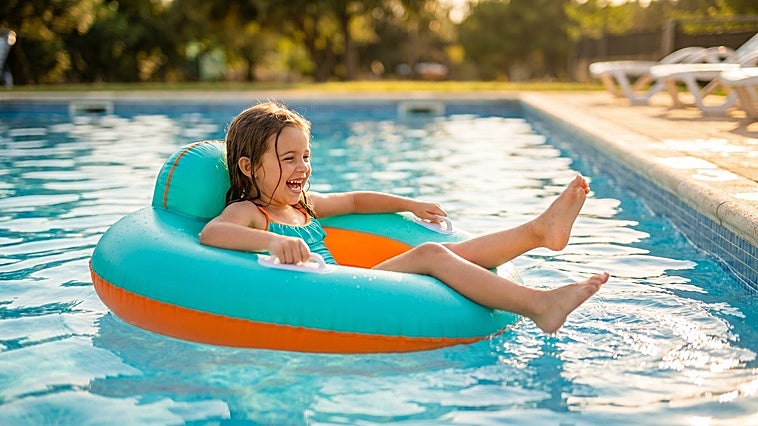 Los mejores manguitos y flotadores para disfrutar del agua sin sustos