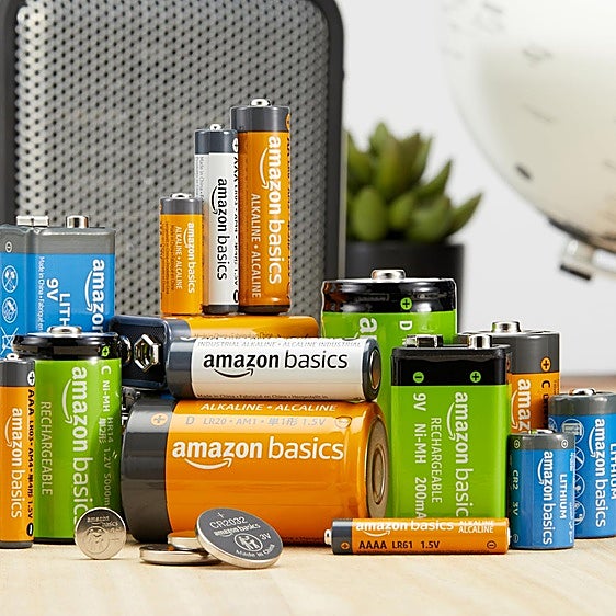 Si hay algo que no puede faltarte en casa es este pack  de pilas de Amazon Basics