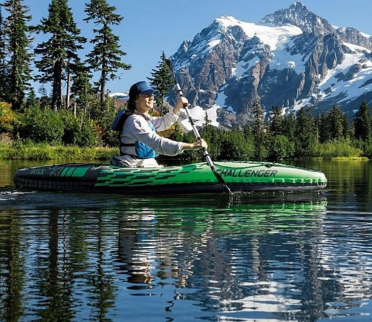 Disfruta de paseos acuáticos mientras practicas deporte con este kayak hinchable Intex Challenger K1