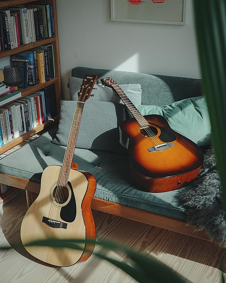 Esta guitarra acústica Yamaha F310 es perfecta para estudiantes y grabaciones domésticas