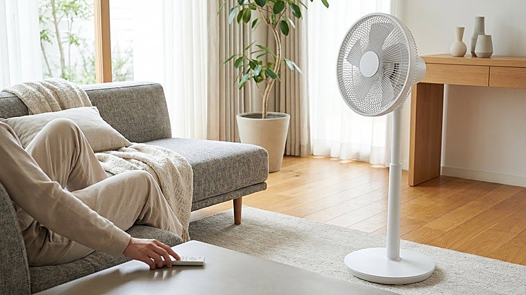 Frescura silenciosa desde tu sofá con el ventilador de pie Orbegozo con mando a ditancia