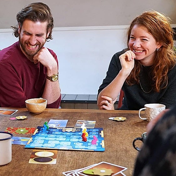 Despierta la imaginación familiar con el juego de mesa Asmodee Dixit
