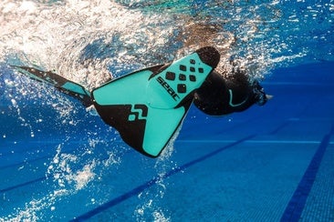 Mejora tu estilo y la técnica de pata en el agua con estas aletas cortas de natación