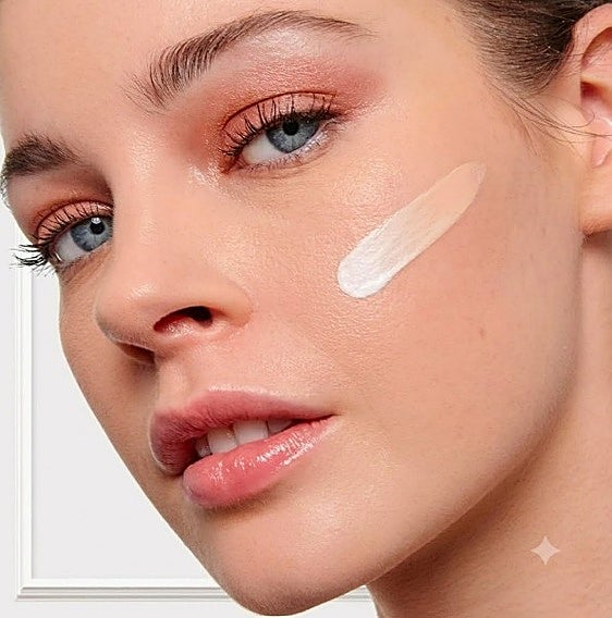 Las mejores bases de maquillaje de cobertura media para usar todo el día