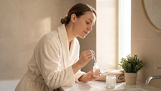 Gana luminosidad y un tono uniforme en tu piel con el sérum antimanchas Garnier SkinActive Vitamina C