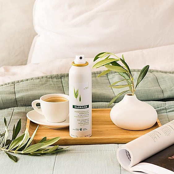 Refresca las raíces y aporta volumen a tu cabello con el champú seco de Klorane