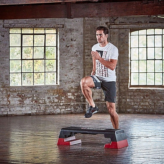 Mejora resistencia, coordinación y fuerza con la plataforma de step regulable de Reebok