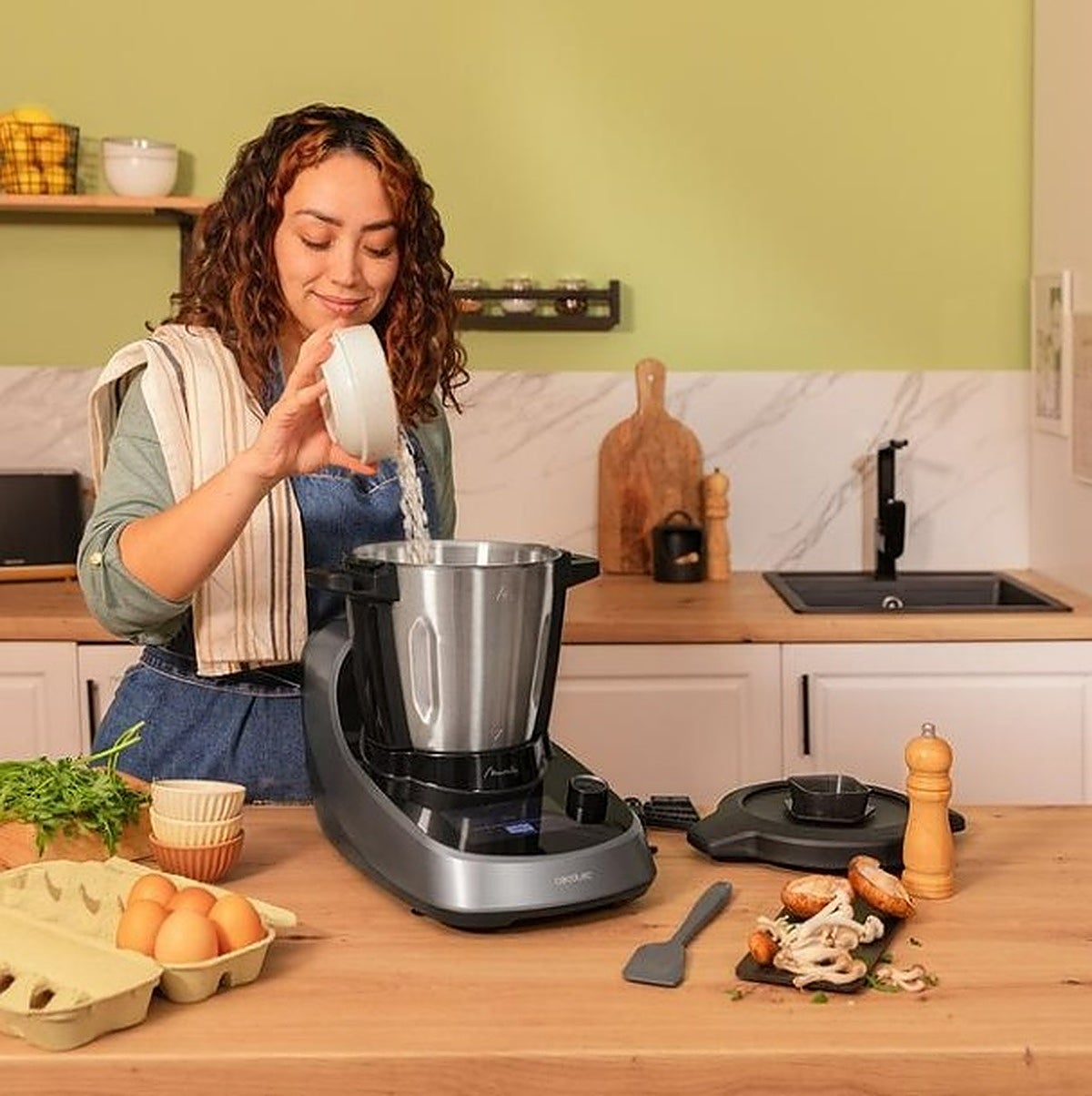 Cocina fácilmente y pesa con precisión con el robot de cocina Cecotec Mambo Touch con báscula integrada