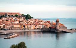 Este pueblo de Francia parece un cuadro y está a solo dos horas de España: aquí murió un gran poeta