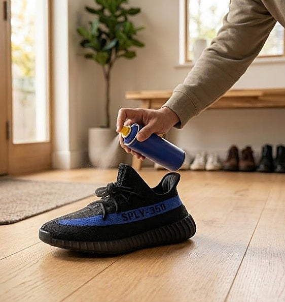 Mantén tus zapatillas intactas con este spray impermeable a la lluvia y a las manchas