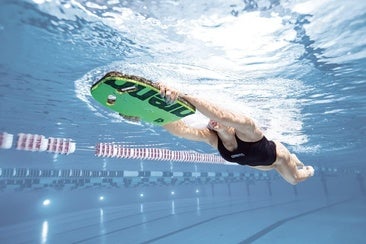 Los mejores pull buoys y tablas de flotación para entrenar natación o aprender a nadar