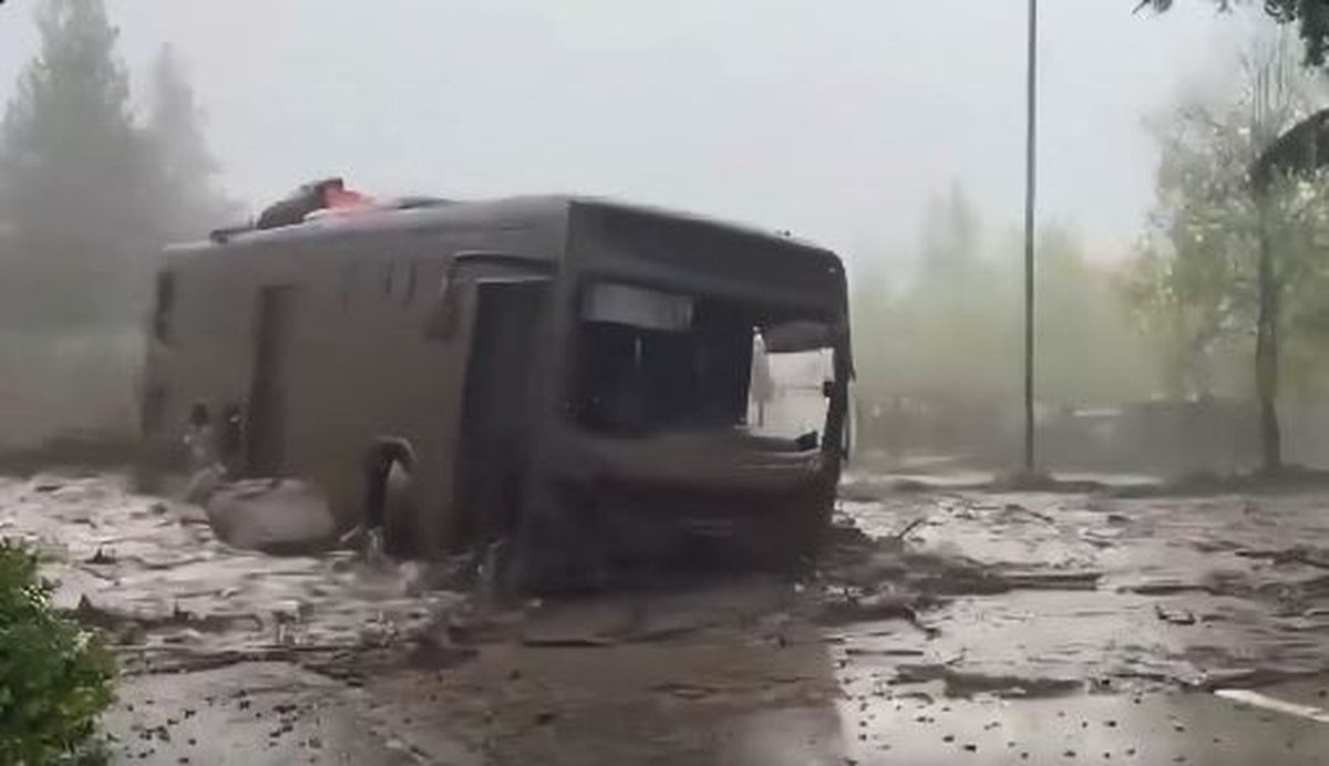 Lluvias intensas causan un aluvión de barro y piedras que arrastra coches y autobuses en el este de Santiago de Chile