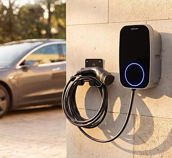 Este cargador de Cecotec te permite cargar tu coche eléctrico en casa y controlar todo desde el móvil