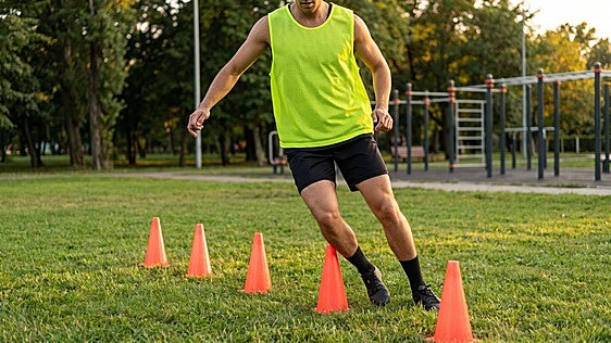 Los mejores petos, conos y otros accesorios para un buen entrenamiento funcional