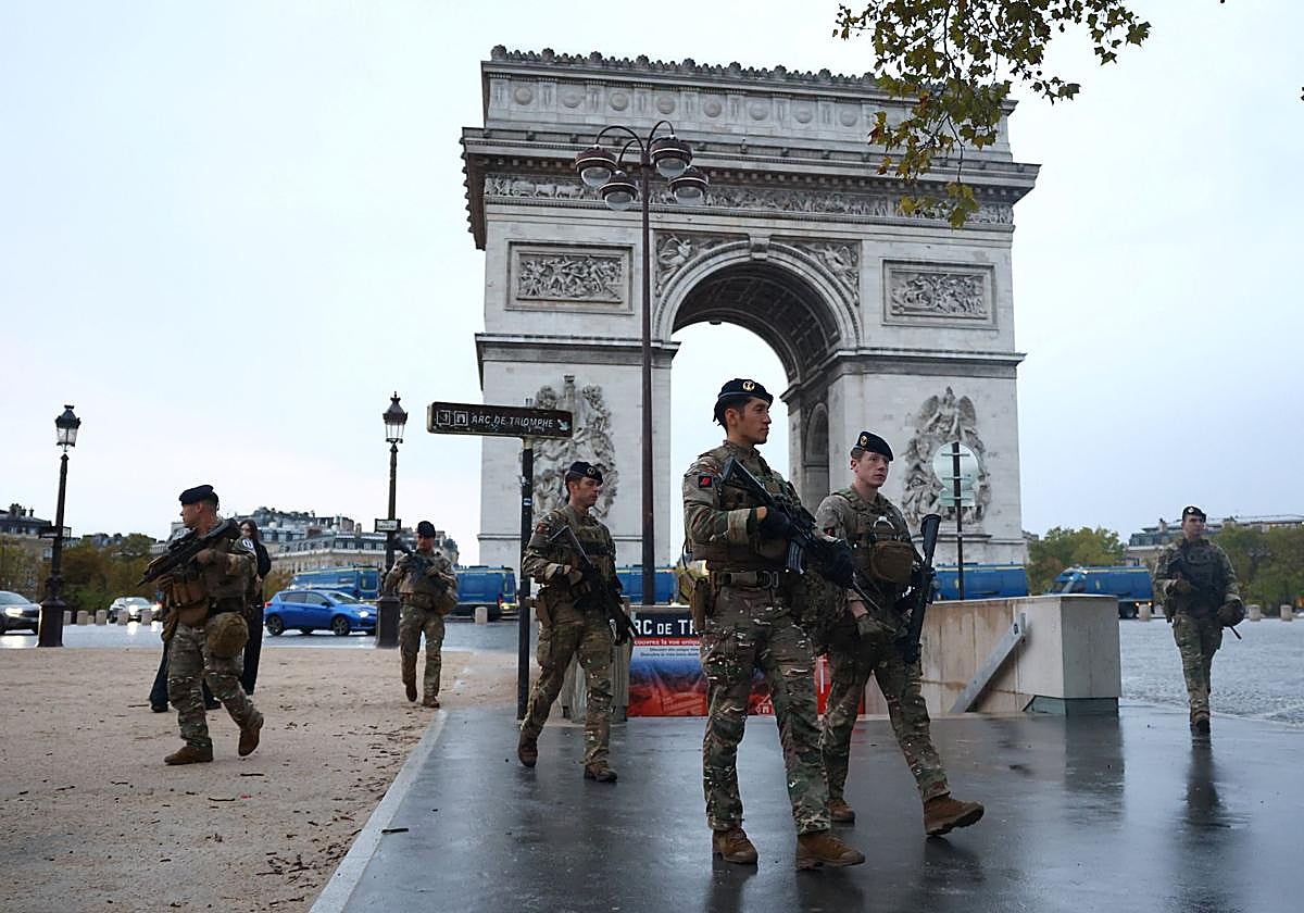 Francia encara otro día de protestas con terrazas y papeleras retiradas, estaciones de metro cerradas y miedo en los comercios