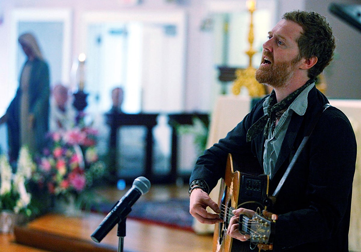 Muere el músico Glen Hansard, a los 56 años, en un accidente de moto