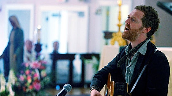Muere el músico Glen Hansard, a los 56 años, en un accidente de moto