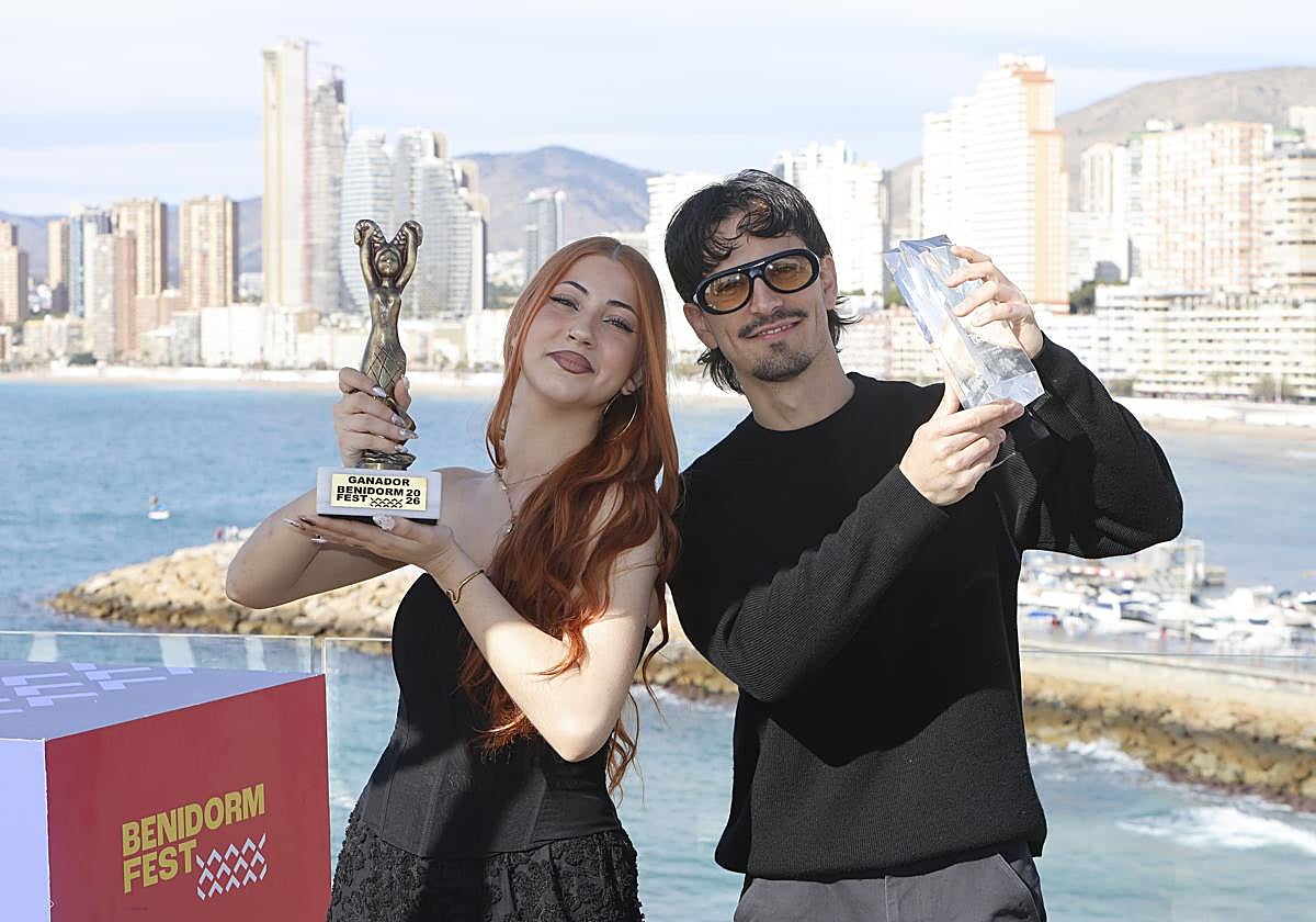 Los artistas Tony Grox y LucyCayls posan con los trofeos de Univisión y del Benidorm Fest 2026.