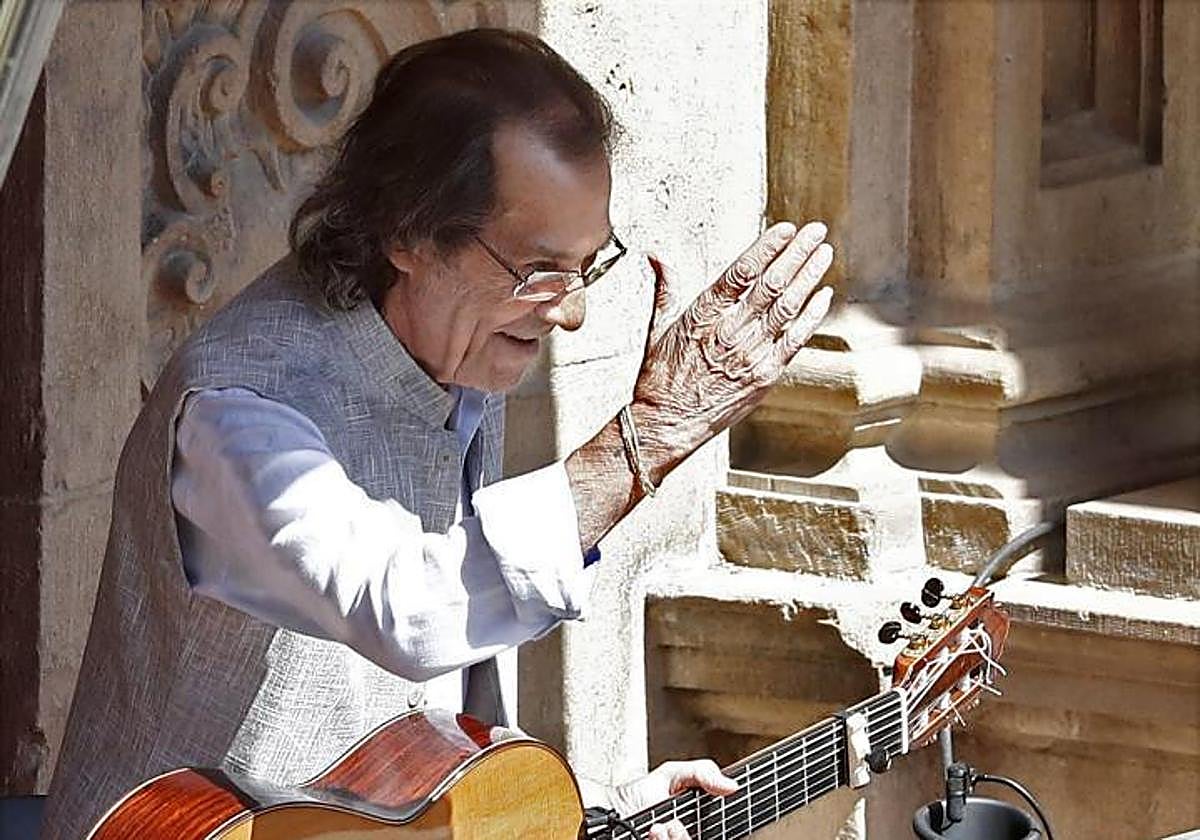 El guitarrista de flamenco Pepe Habichuela saluda desde el balcón del Ayuntamiento de Pamplona.