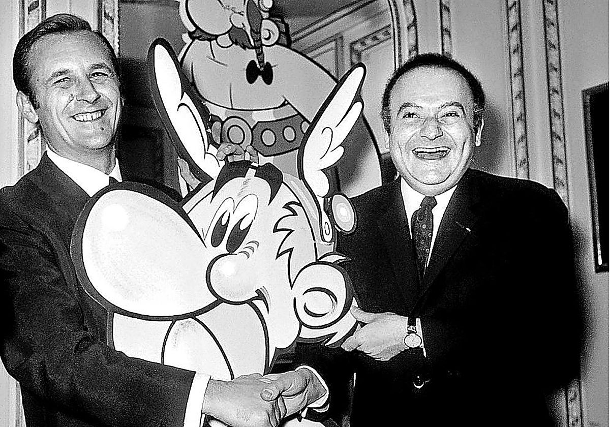 El dibujante Albert Uderzo (izq.) y el guionista René Goscinny (dcha.) junto a sus criaturas Astérix y Obélix en 1967.