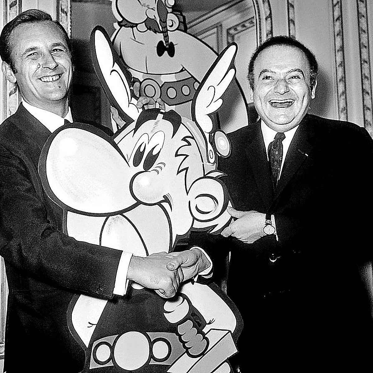 El dibujante Albert Uderzo (izq.) y el guionista René Goscinny (dcha.) junto a sus criaturas Astérix y Obélix en 1967.