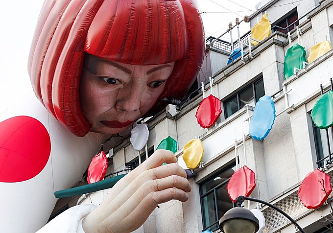 Una figura gigante de Kusama ante la tienda parisina de Louis Vuitton en 2023.