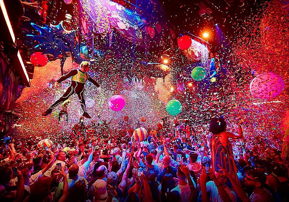 Shows hipnóticos, criaturas digitales, entradas a 150 euros sin copa... así el nuevo modelo de las grandes discotecas de Ibiza
