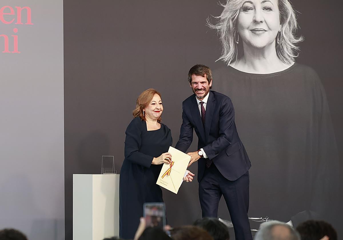 La actriz Carmen Machi recibe el Premio Nacional de Cinematografía 2026 de manos del ministro de Cultura, Ernest Urtasun.
