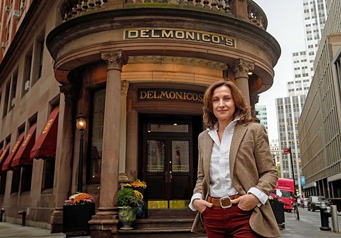 Sánchez-Garnica ante el restaurante Delmonico's
