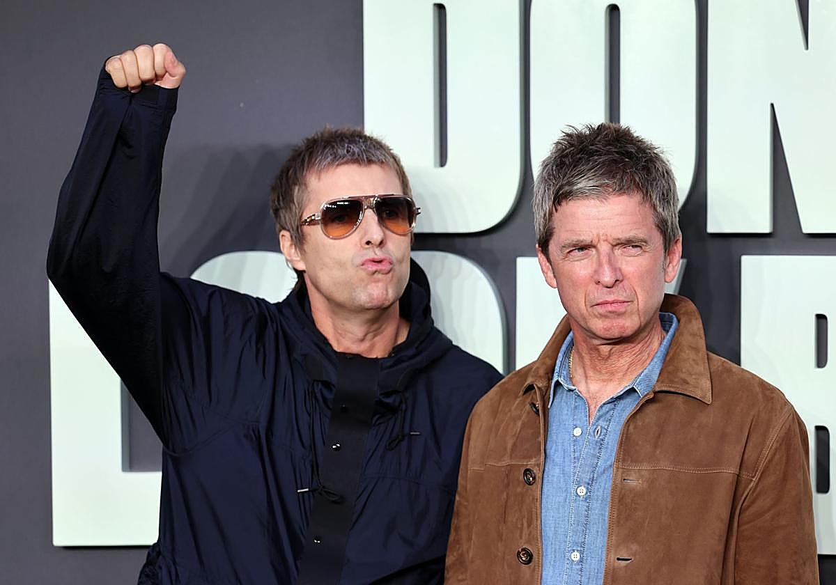 Liam y Noel Gallagher posan antes de la proyección de su documental en Londres.