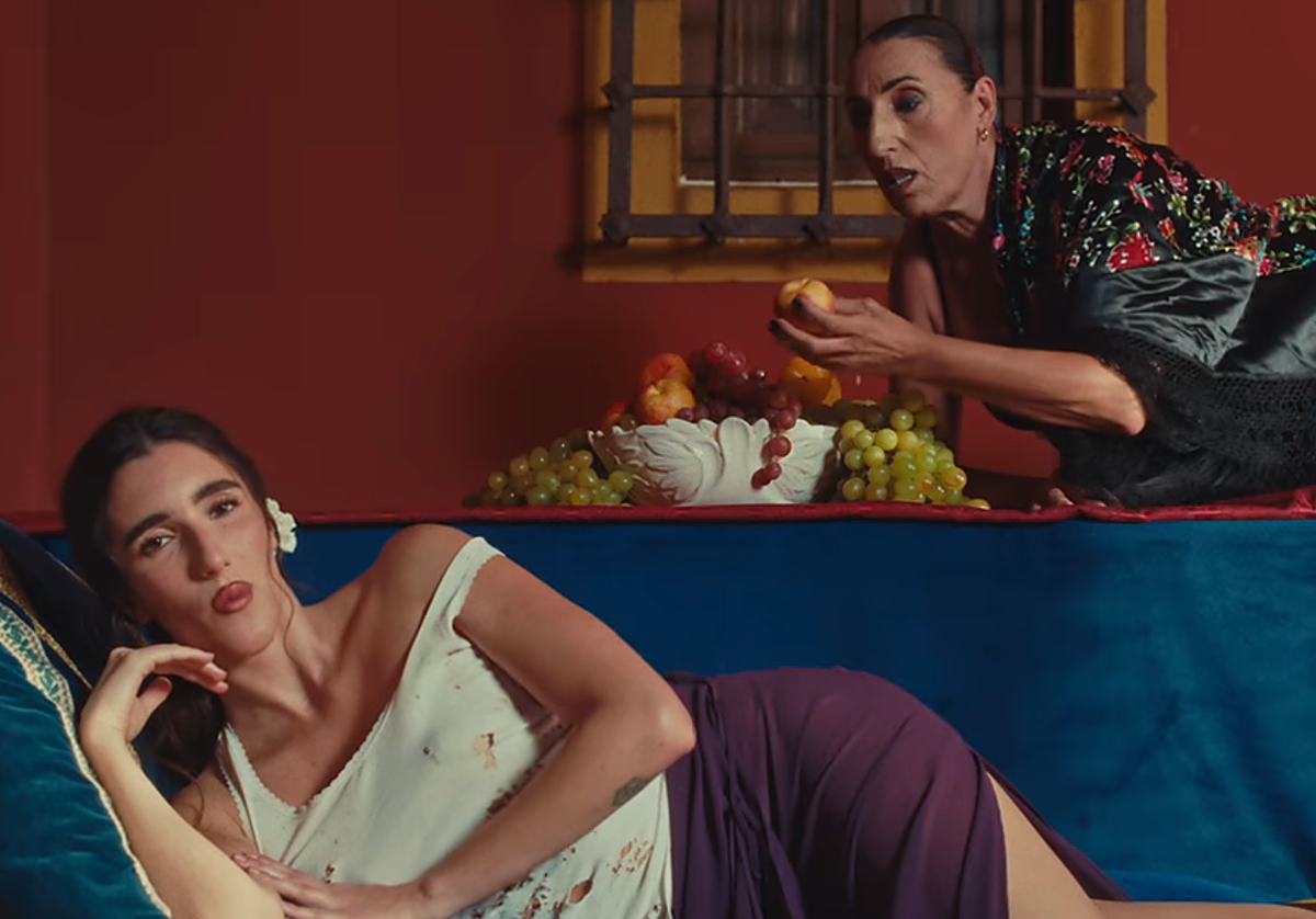 Judeline y Rossy de Palma en el videoclip de 'La Falda.