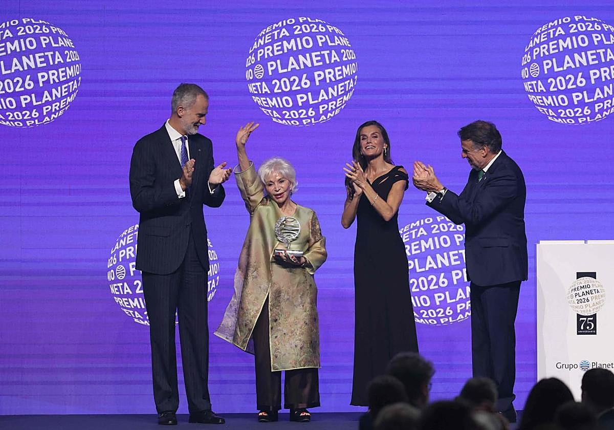 La escritora chilena, Isabel Allende recibe el premio Planeta.