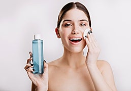Agua micelar Bioderma Sensibio H2O: Desmaquilla, limpia y calma la piel sin frotar