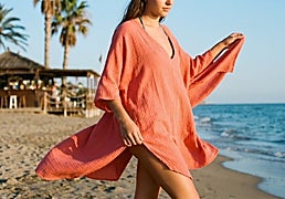 Descubre estos estilosos vestidos y túnicas de playa para ser la más guapa del verano