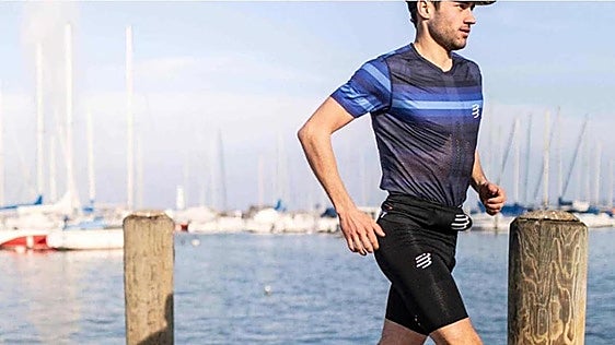 Los mejores cinturones y riñoneras de running para correr con todo lo que necesites