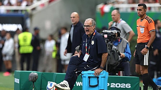 Bielsa se despide fiel a sí mismo: sentado sobre su nevera y con un polémico cambio de Valverde