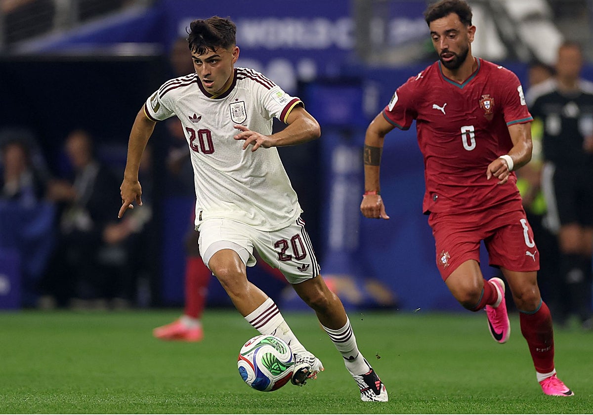 El de Tegueste conduce el balón ante la presencia de Bruno Fernandes.