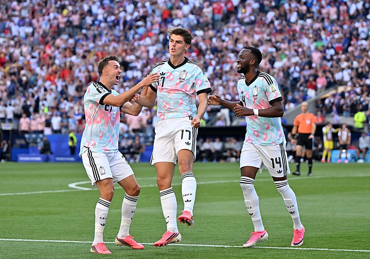 De Ketelaere celebra uno de sus goles ante Estados Unidos.