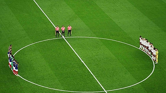 Homenaje antes del partido a las víctimas del atentado de Niza en el décimo aniversario y al exemir de Catar