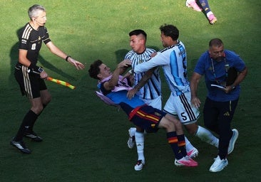 Paredes, tras golpear a Gavi.