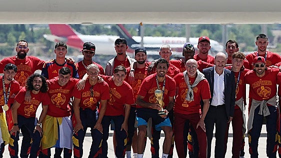 El Gobierno distingue a las selecciones españolas de fútbol con la Orden del Mérito Civil