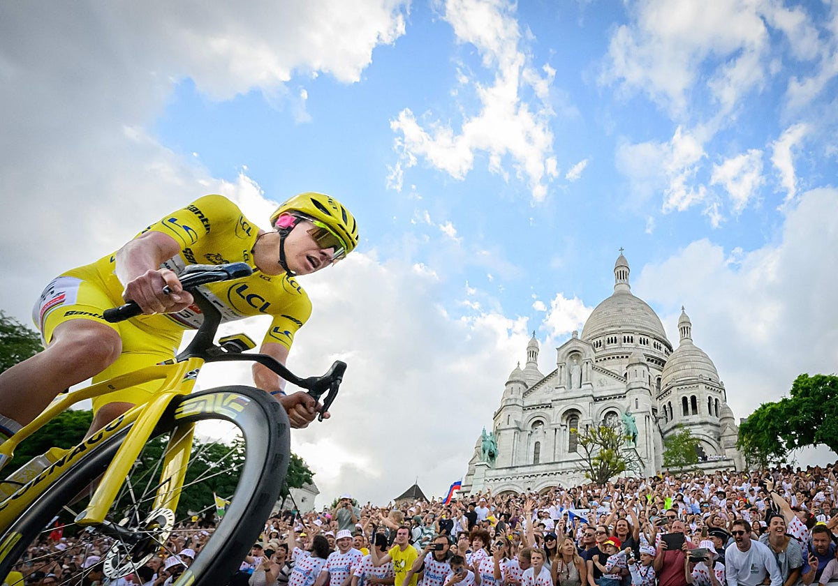Tadej Pogacar a su paso por Montmartre en la última etapa del Tour, con la afición entregada en París.